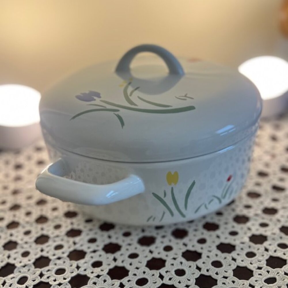 Vintage 5 Quart Enamel Dutch Oven Stew Pot - Floral Design -  New in Box.